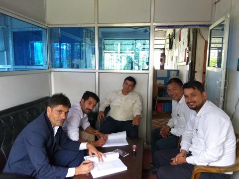 सम्झौता पत्रमा हस्ताक्षर गर्दै 